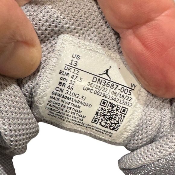 Jordan Max Aura 4. Gray. Size 13 - Picture 9 of 9